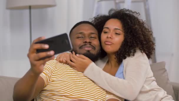 Casal feliz se mudar para casa nova e tirar selfie — Vídeo de Stock