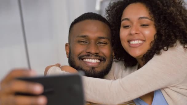 Feliz pareja mudándose a nuevo hogar y tomando selfie — Vídeos de Stock