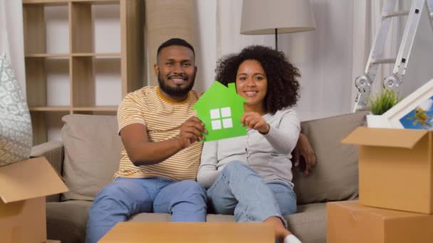 Casal feliz com caixas se movendo para nova casa — Vídeo de Stock