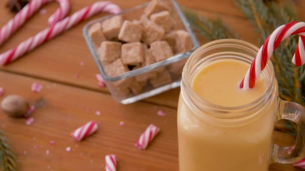 Glas Becher mit Eierlikör, Zutaten und Süßigkeiten — Stockvideo