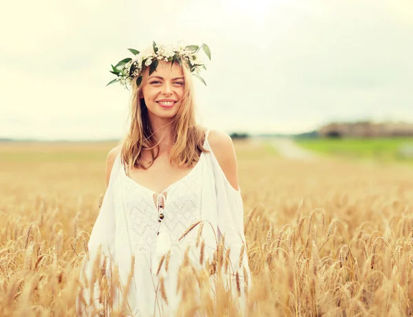 Felice giovane donna in corona di fiori sul campo di cereali — Foto Stock
