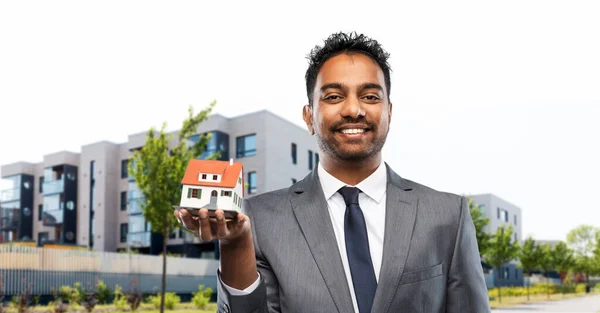 Indiase man makelaar met huis model op straat — Stockfoto