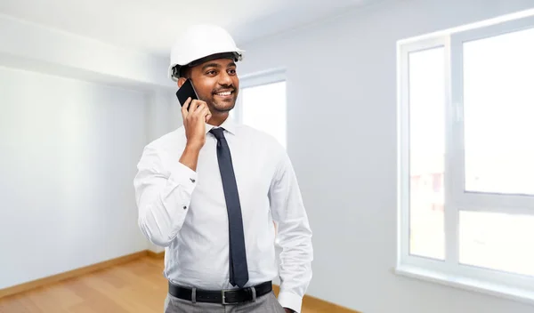 Indiana masculino arquiteto chamando no smartphone — Fotografia de Stock