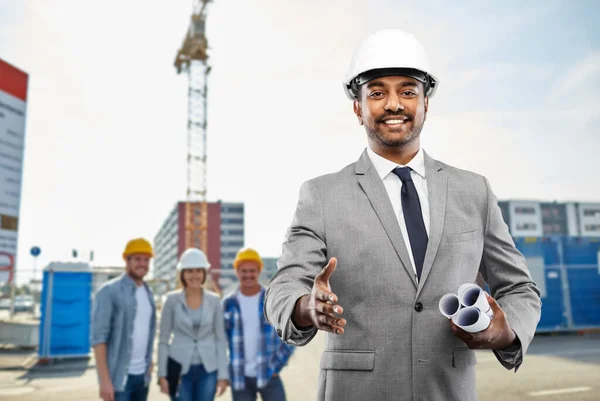 Arquiteto fazendo aperto de mão no local de construção — Fotografia de Stock