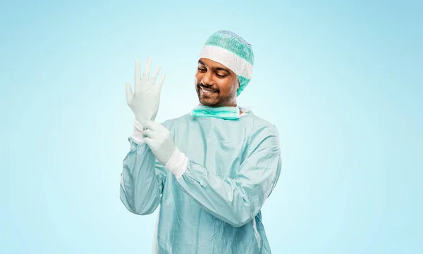 Médico o cirujano masculino indio que se pone el guante — Foto de Stock