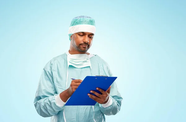 クリップボード付きインドの男性医師や外科医 — ストック写真