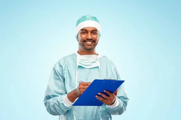 Индийский врач или хирург с планшетом — стоковое фото
