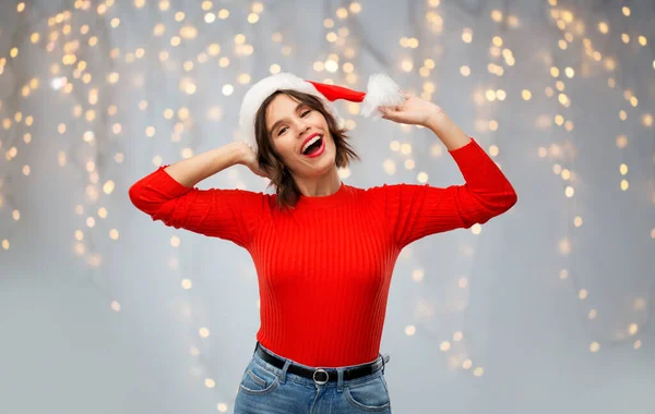 Gelukkig jong vrouw in santa hoed op kerst — Stockfoto