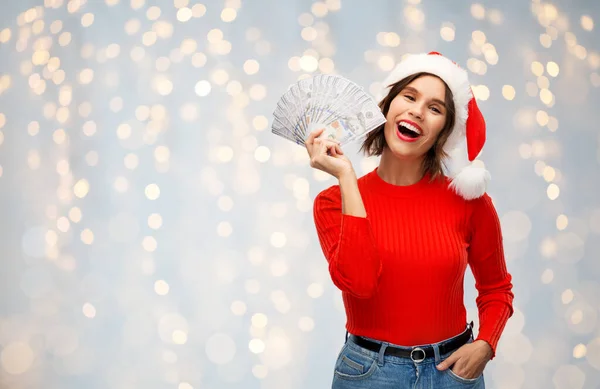 Boldog nő télapó kalap pénzzel karácsonykor — Stock Fotó