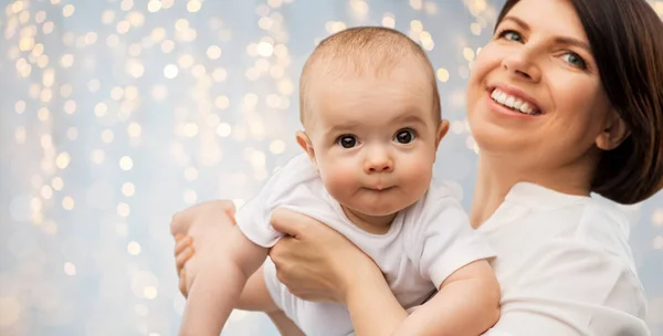 Glad medelålders mamma med liten dotter — Stockfoto