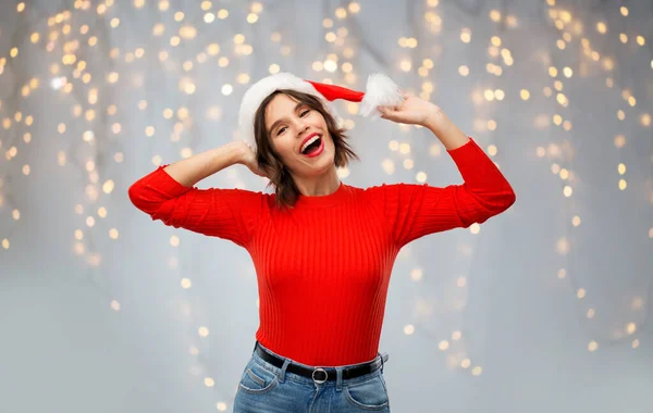 Щаслива молода жінка в капелюсі Санта на Різдво Стокове Зображення