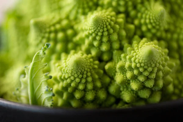 Nahaufnahme von Romanesco Brokkoli in Schale — Stockfoto