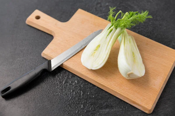 Ahşap kesme tahtasının üzerinde rezene ve mutfak bıçağı — Stok fotoğraf