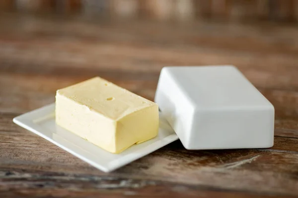 Primer plano de la mantequilla en la mesa de madera — Foto de Stock