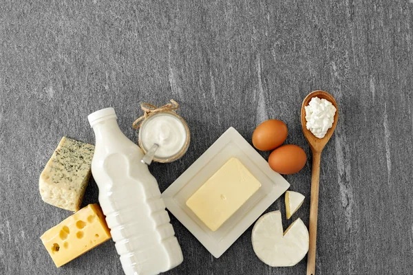 Διάφορα είδη τυριού, γάλακτος, γιαουρτιού και βουτύρου — Φωτογραφία Αρχείου