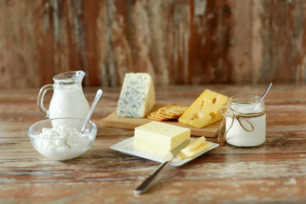 Requesón, galletas saladas, leche, yogur y mantequilla — Foto de Stock