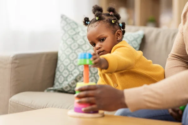 Afrikalı bir aile evde küçük kızıyla oynuyor. — Stok fotoğraf