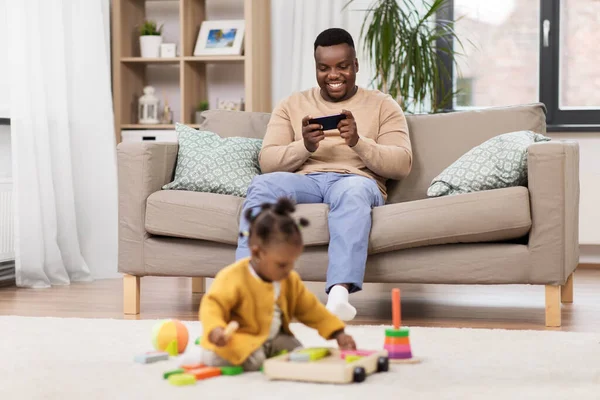 Gelukkig vader met tablet pc en baby thuis — Stockfoto