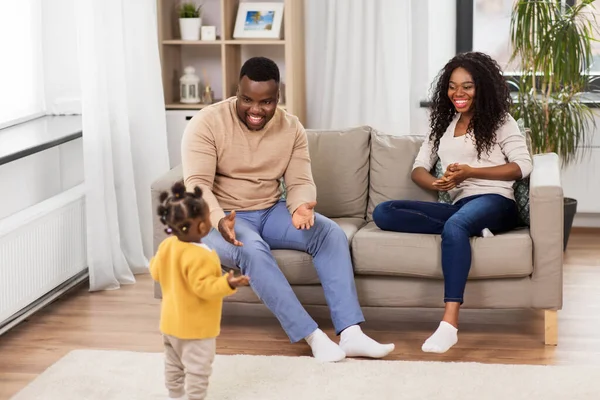 Família africana brincando com a filha bebê em casa — Fotografia de Stock