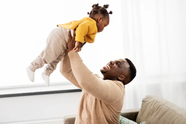 Gelukkig Afrikaans amerikaanse vader met baby thuis — Stockfoto