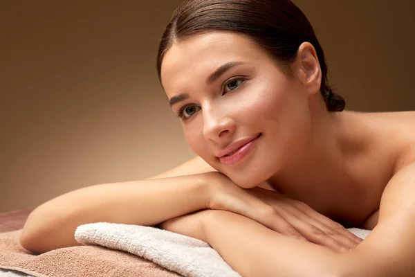 Young woman lying at spa or massage parlor — Stock Photo, Image