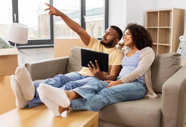 Couple heureux avec tablette PC à la nouvelle maison — Photo