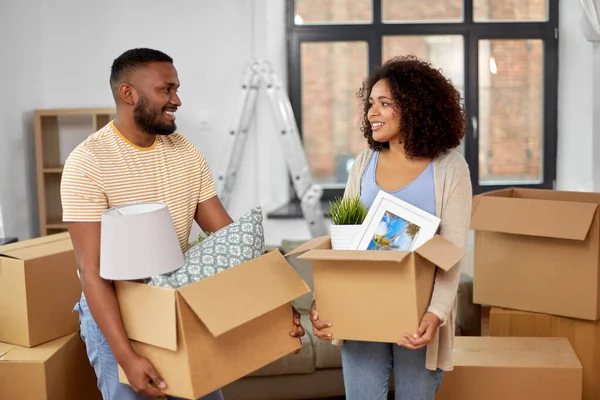 Lyckligt par med lådor flyttar till nytt hem — Stockfoto