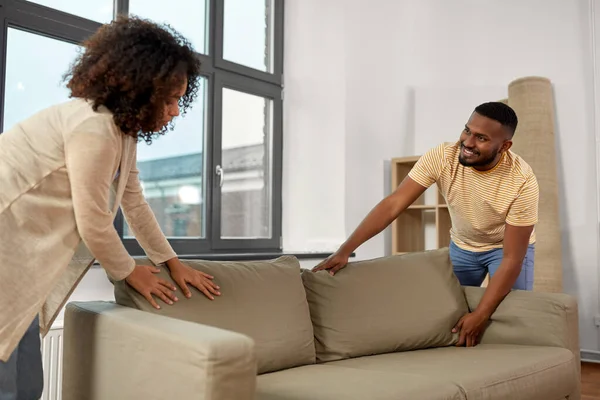 Casal feliz movendo-se para nova casa — Fotografia de Stock