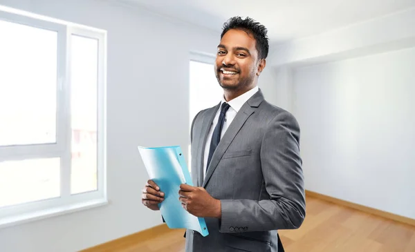 Indiaanse man makelaar met map op nieuw appartement — Stockfoto