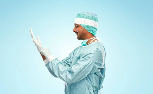 Indický lékař nebo chirurg uvedení rukavice — Stock fotografie