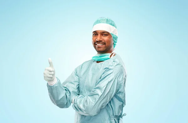 Médico masculino indio o cirujano mostrando los pulgares hacia arriba — Foto de Stock