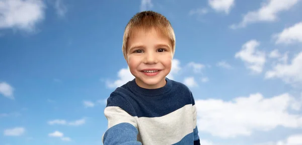 Szczęśliwy mały chłopiec w paski pullover biorąc selfie — Zdjęcie stockowe