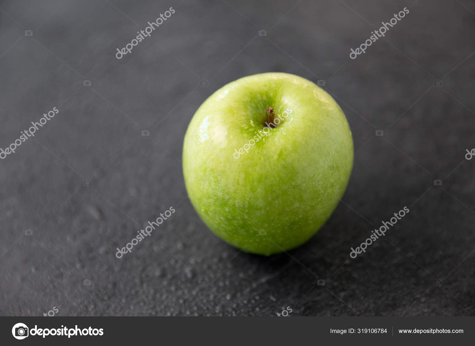 石板背景的成熟绿色苹果 图库照片 C Syda Productions