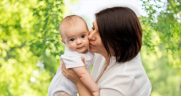 Boldog anya csók kicsi baba lánya — Stock Fotó