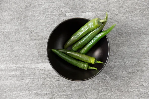 Close-up van groene chili pepers in schaal — Stockfoto