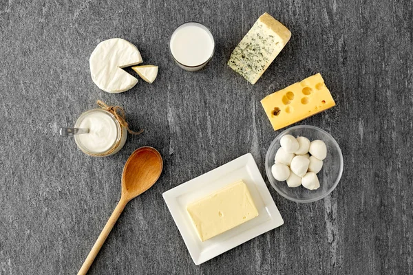 不同种类的奶酪、牛奶、酸奶和黄油 — 图库照片