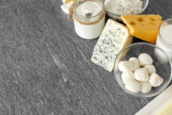 Leite, iogurte, ovos, queijo cottage e manteiga — Fotografia de Stock