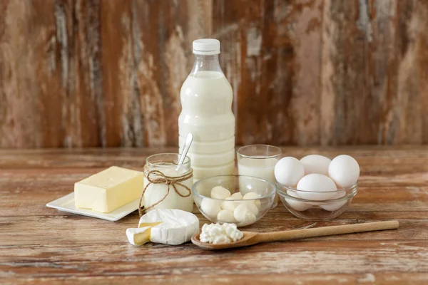 Leite, iogurte, ovos, queijo cottage e manteiga — Fotografia de Stock