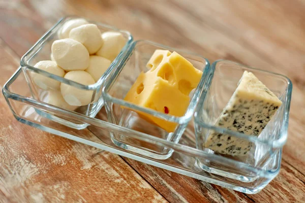 Diferentes tipos de queijo em copos de vidro — Fotografia de Stock