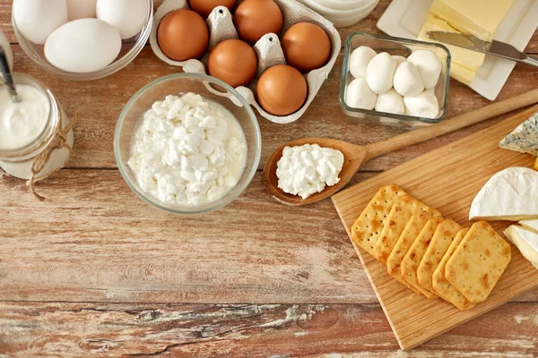 Fromage cottage, craquelins, œufs, yaourt et beurre — Photo