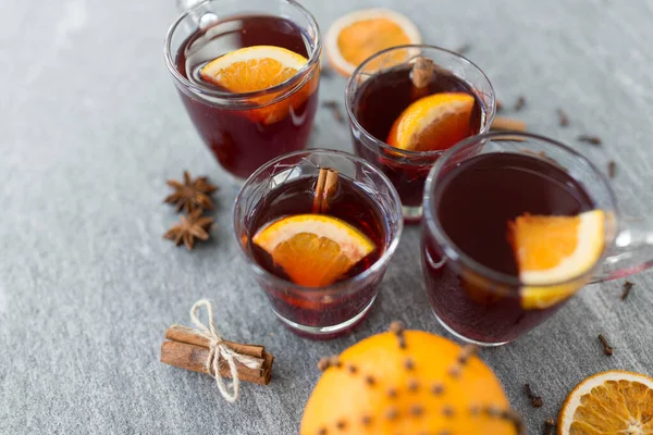 Bicchieri di vin brulè con arancia e cannella — Foto Stock