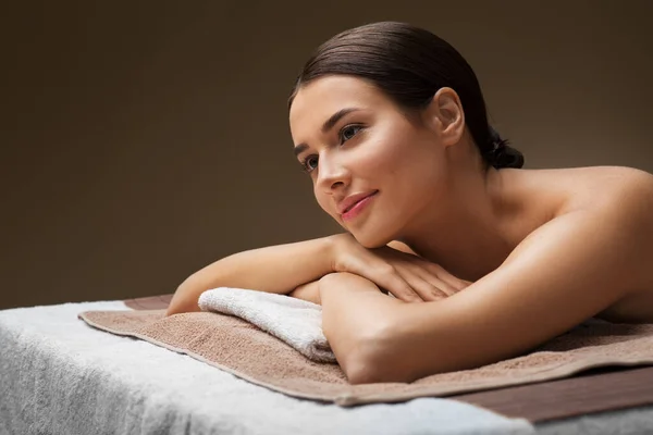 Young woman lying at spa or massage parlor — Stock Photo, Image
