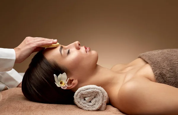 Close up van vrouw met gezicht massage in de spa — Stockfoto