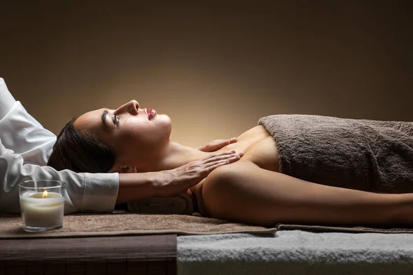 Donna con viso e massaggio alla testa al centro benessere — Foto Stock