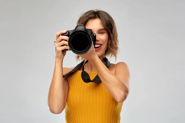 Fotógrafo mulher feliz com câmera digital — Fotografia de Stock