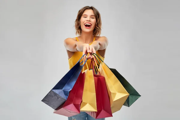 Feliz joven sonriente con bolsas de compras — Foto de Stock