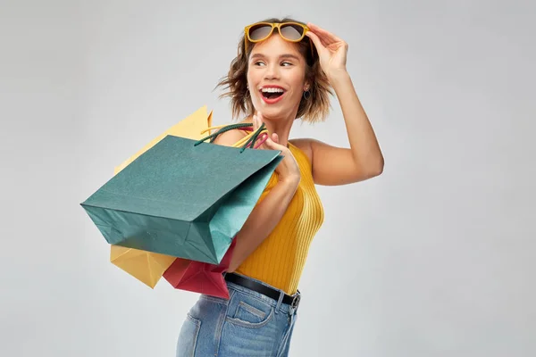 Boldog mosolygós fiatal nő bevásárló táskák — Stock Fotó