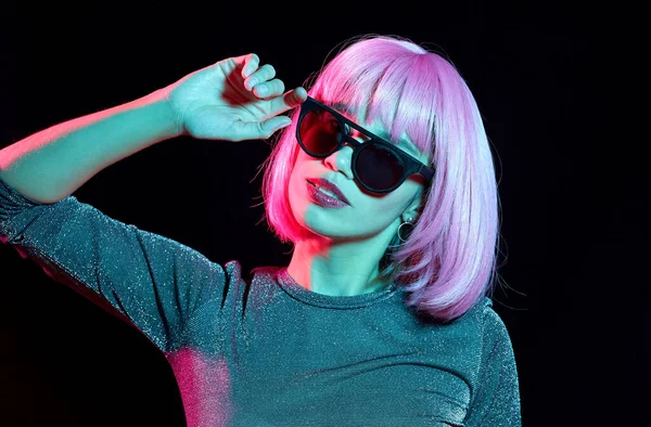 Mujer feliz en peluca rosa y gafas de sol negras — Foto de Stock