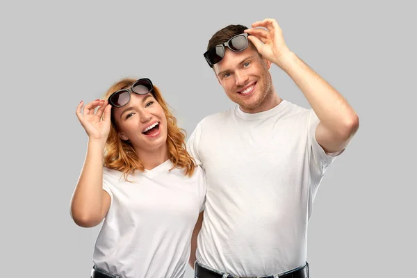 Casal feliz em t-shirts brancas e óculos de sol — Fotografia de Stock