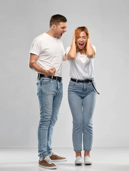 Casal infeliz tendo discussão — Fotografia de Stock